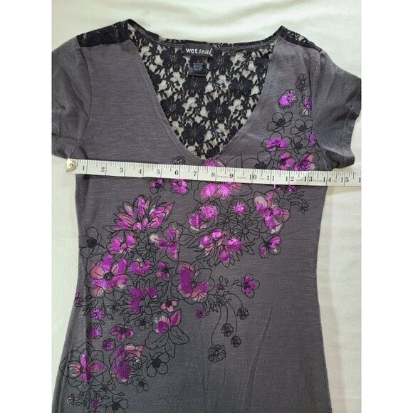 Wet Seal Gray Lace Back Tee Size S Purple Floral V-Neck Stretch Casual Top - Picture 6 of 7